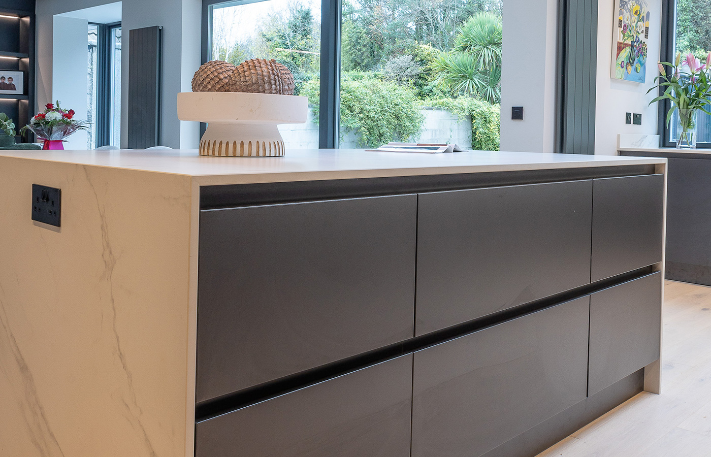 Nolan Kitchens Black Gola